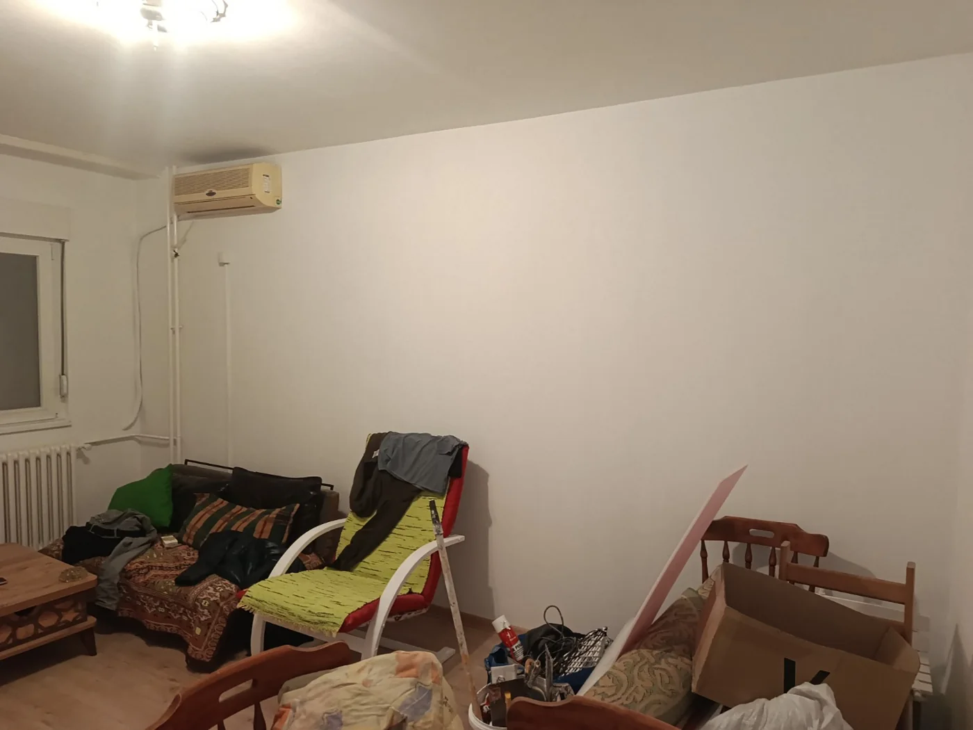 Beli zid dnevnog boravka — Blok 62 · Novi Beograd